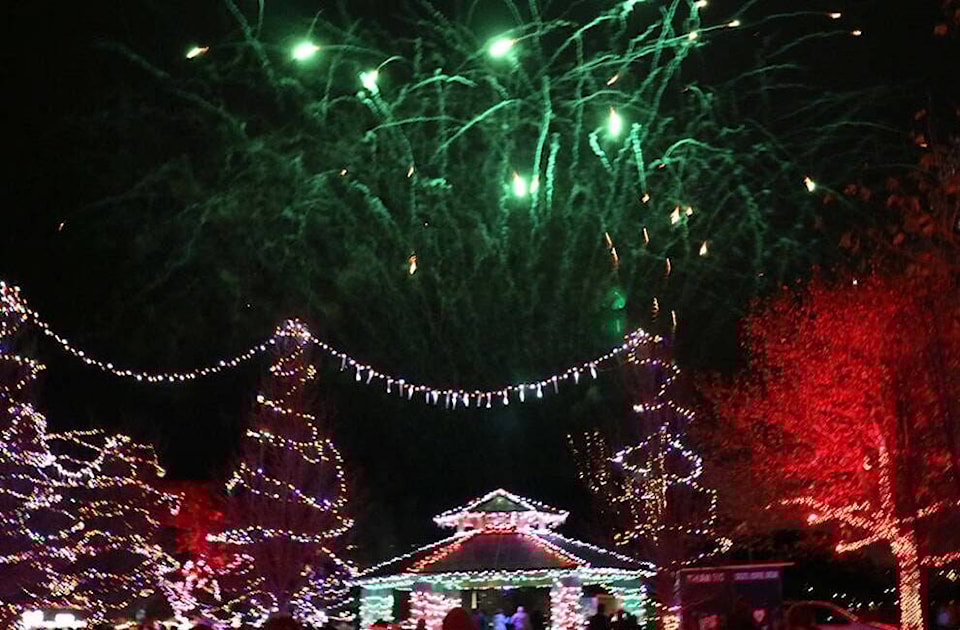 web1_231129-wek-peachland-lightup-peachlandlightup_1