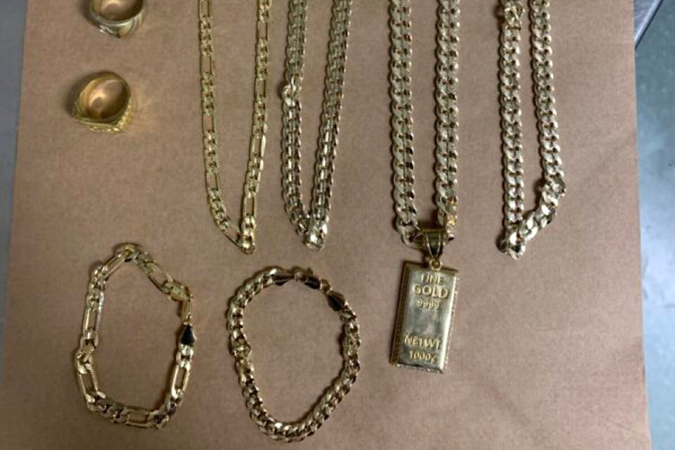 web1_231130-bpd-fakegoldscam_1