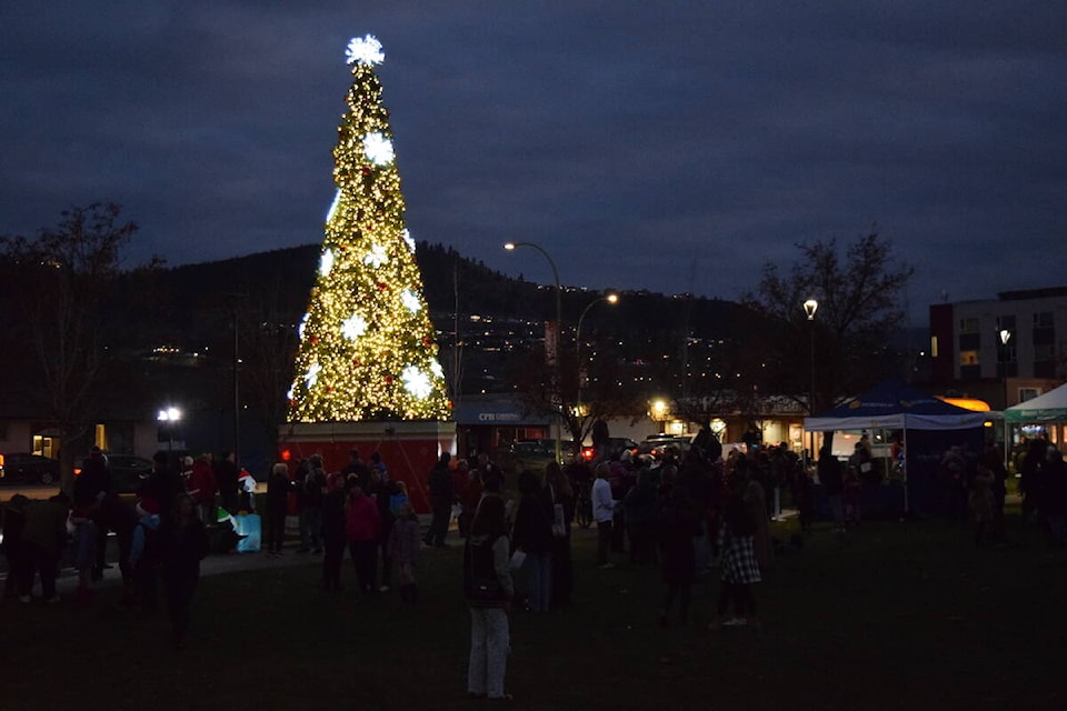 Kelowna’s Rutland community held its annual Winter Light Up on Nov. 25, 2023 in Rutland Centennial Park. (Brittany Webster/Capital News) 
