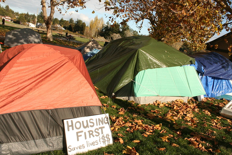 web1_171110-sne-caddy-bay-tent-city_2