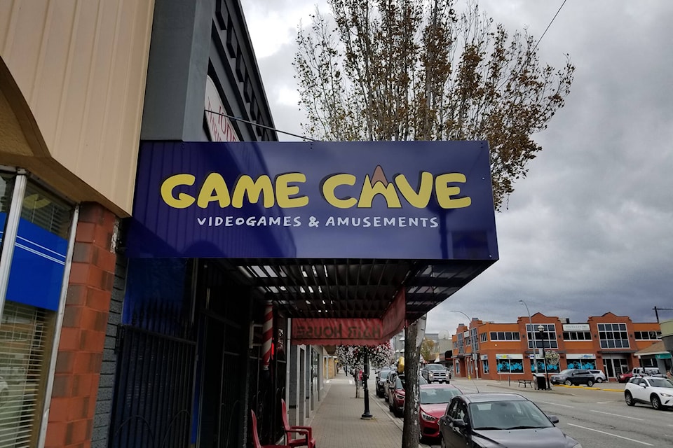 web1_201028-pwn-gamecave-gv_1