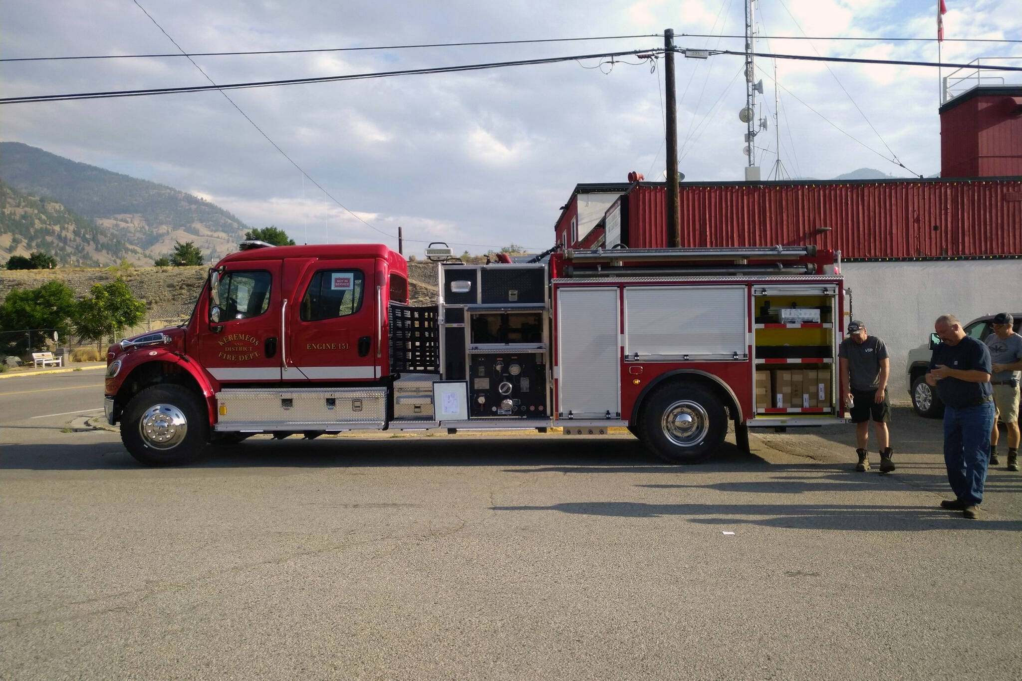 Mobile home goes up in flames outside Keremeos Summerland Review