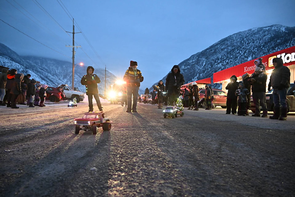web1_221208-ker-parade_3