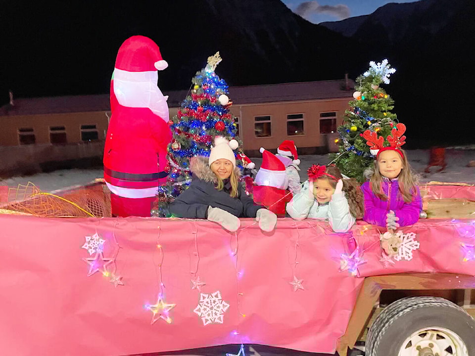 web1_221222-cma-santaparade_1