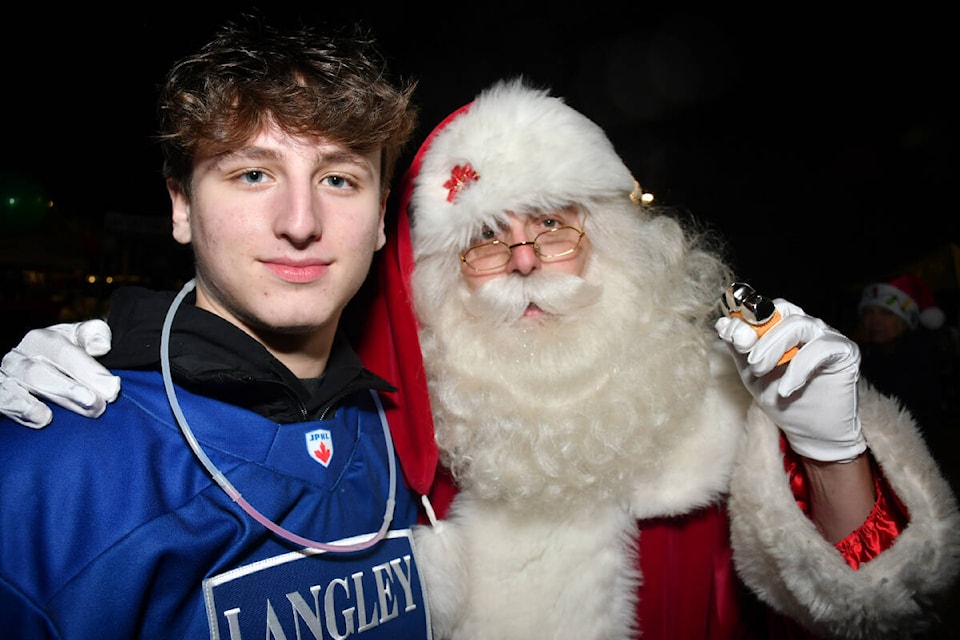 Santa had some special elves at the Brookswood Night of LIghts. Local hockey players such as Jasha Bichin handed out candy and hot chocolate, and ran some of the kids games. (Heather Colpitts/91ԭ Advance Times) 