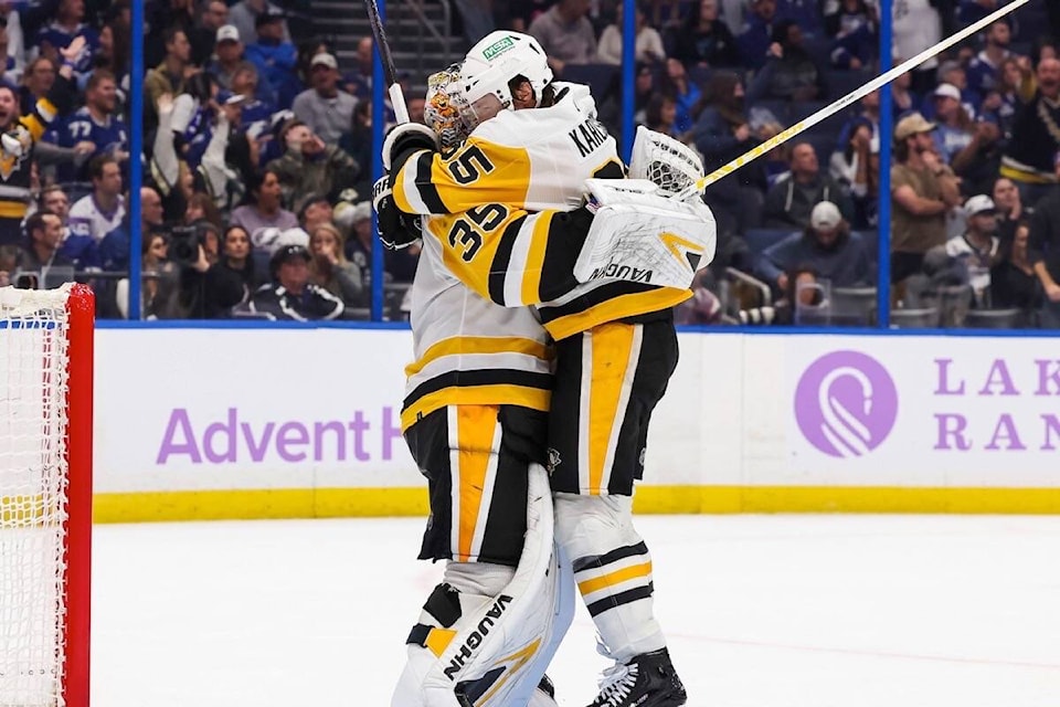web1_231201-ndr-m-penguins-twitter-photo-jarry-karlsson-hug-after-goal
