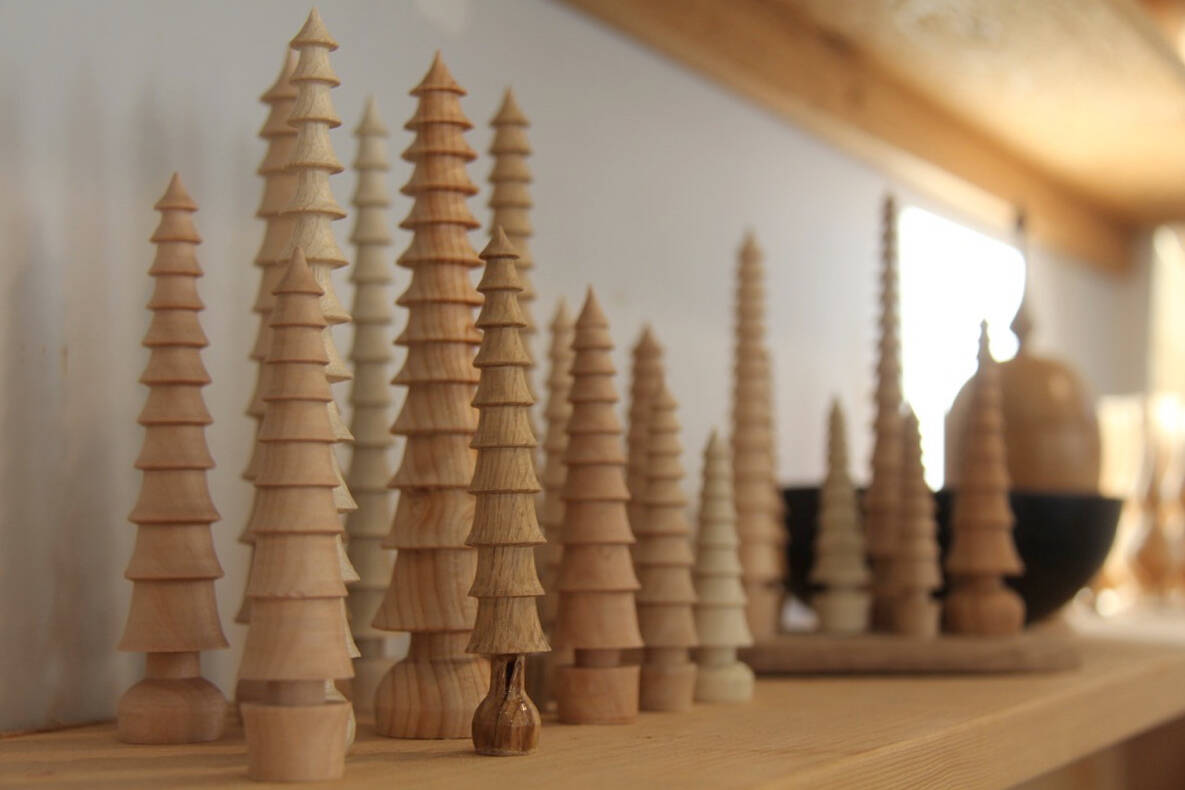 VIDEO: Wood artist turns 250-year-old Victoria Garry oak into mementos