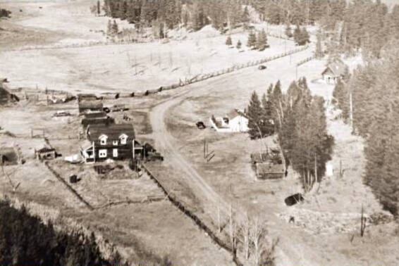 The 74 Mile roadhouse site c. 1948. The new homstead building at left, built to replace the roadhouse destroyed in 1923, was itself lost in a fire, in 2010. 