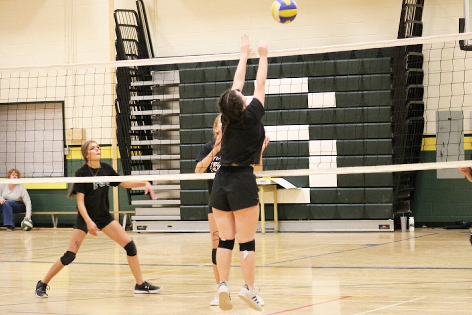 web1_231207-omh-panthers-volleyball-_3