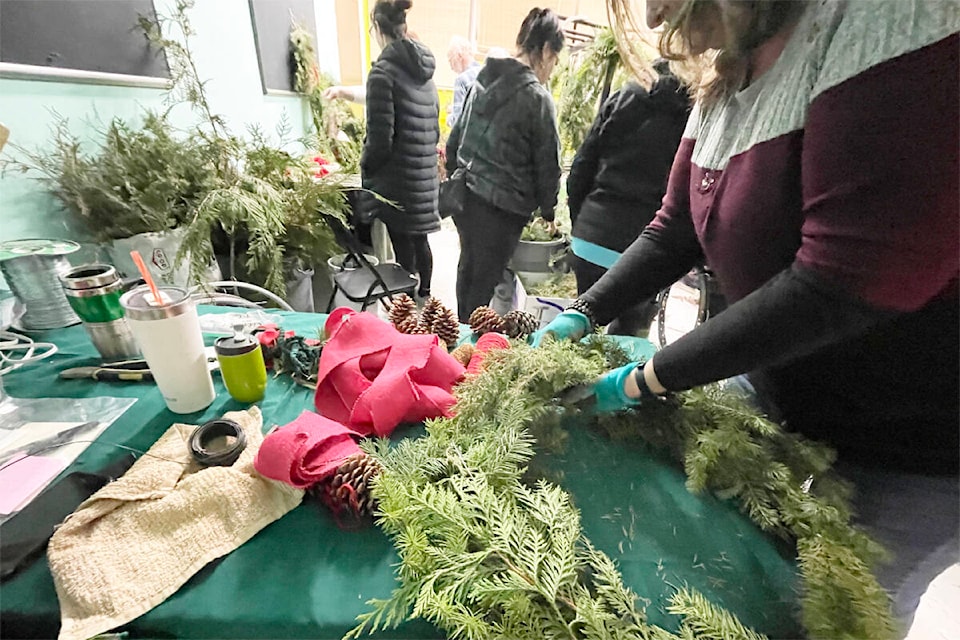 A roomful of wreath makers create their own unique wreaths using foraged materials. (Ruth Lloyd photo - Efteen) 