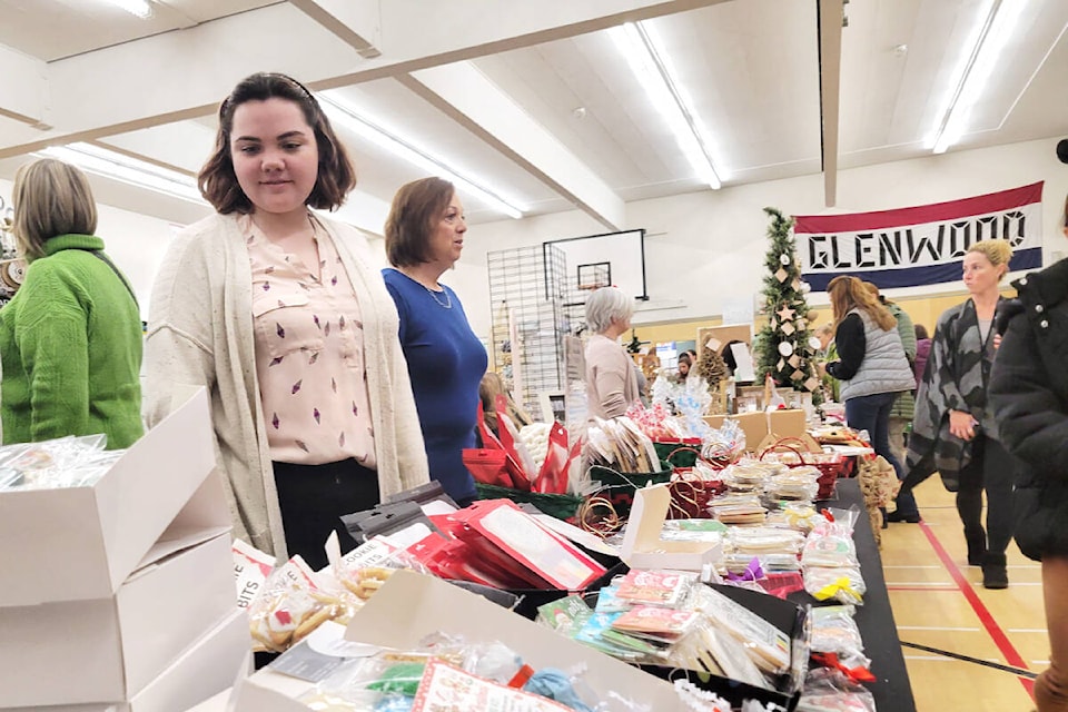  Glenwood Elementary held its annual Christmas market on Saturday, Dec. 2, to raise funds for school supplies and playground repairs. (Kyler Emerson/91ԭ Advance Times)  