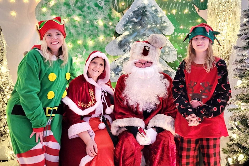 Santa, Mrs. Claus, and their two elves were available for photos at Inclusion 91ԭ Society’s office on Friday, Dec. 8. (Kyler Emerson/91ԭ Advance Times) 