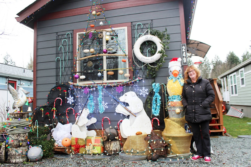 Long nights brighter from Christmas lights and decorations - Chemainus ...