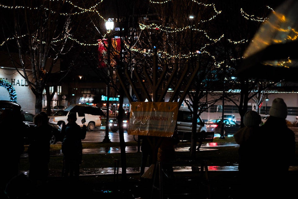 web1_231214-kcn-menorahlighting-fdsa_2