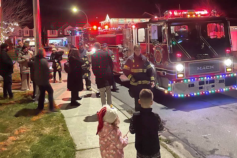 web1_231222-lat-ke-candycanerunaldergrove-_1