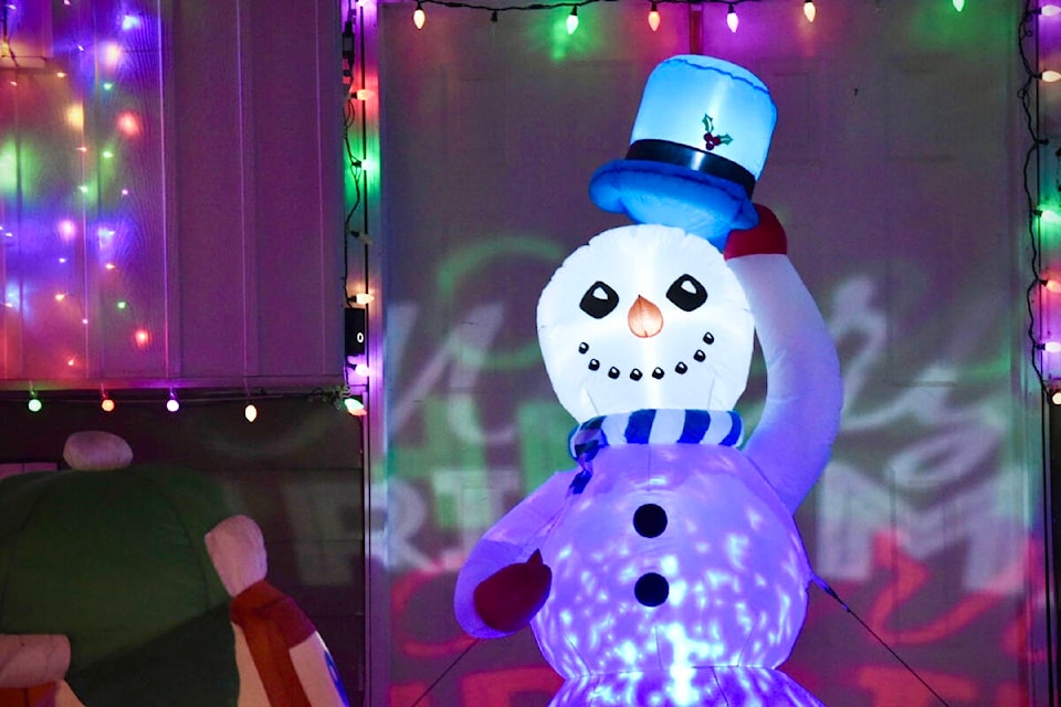 A Frosty the Snowman tips his hat to passers-by in the front yard of a home on Western Avenue in Williams Lake. The home is decked out with a number of characters for the holidays. (Ruth Lloyd photo - Williams Lake Tribune) 