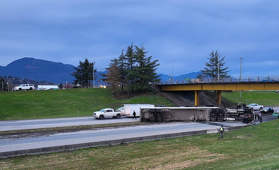 web1_240105-cpl-semitruckrollover-submitted_1