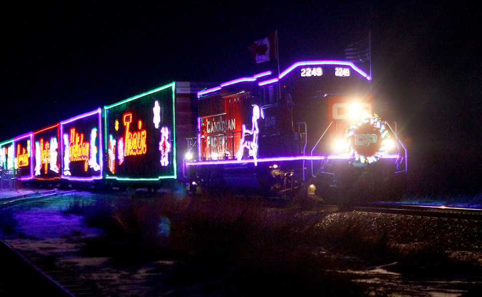 web1_holiday-train-2019_18