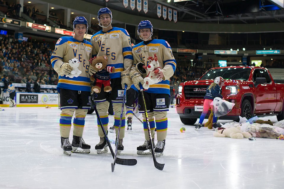 web1_vees_teddybeartoss_pgm_4075