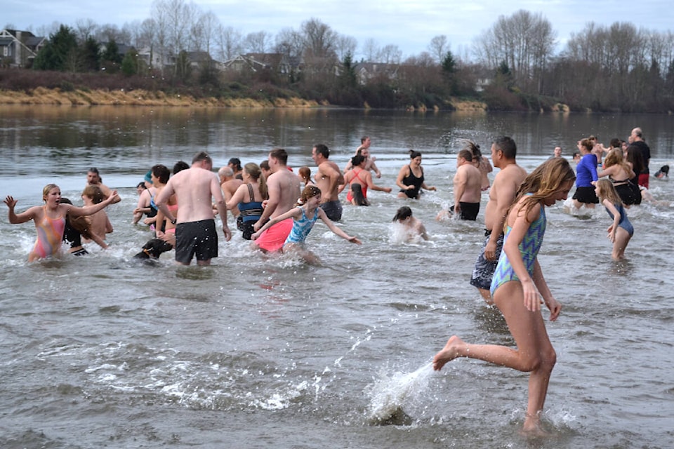  About 200 people participated in the annual Polar Bear Swim in Fort 91ԭ on Monday, Jan. 1. (Kyler Emerson/91ԭ Advance Times) 