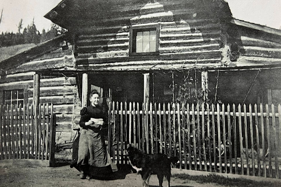 The McInnes Roadhouse at Alexandria circa 1930 with Lizzie’s daughter Mary in front.  (Public domain photo) 