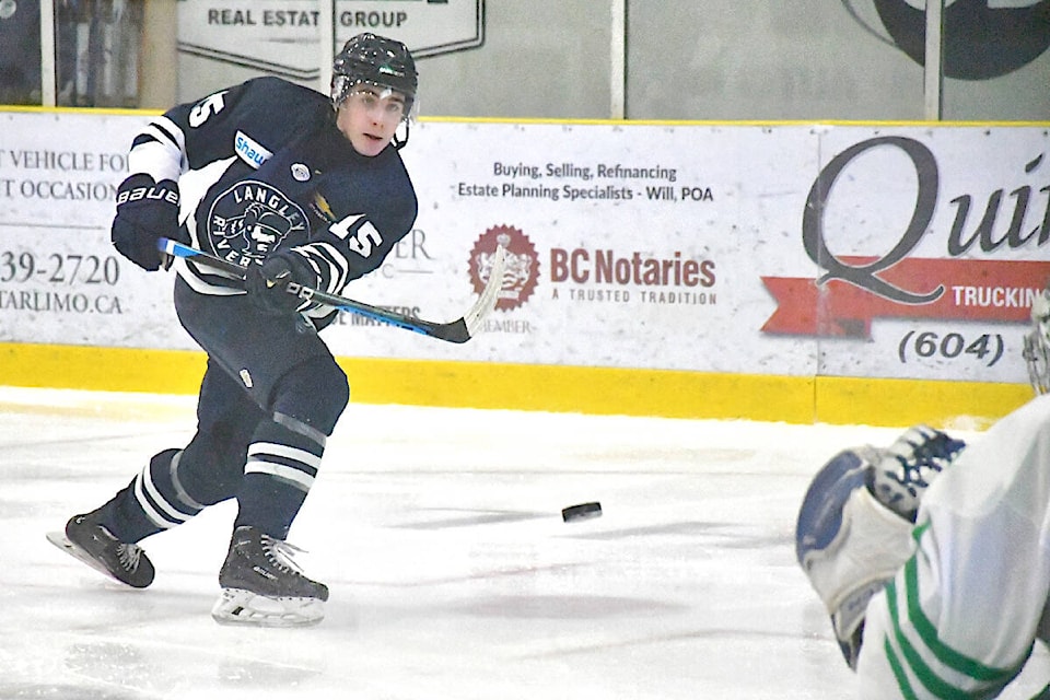 91ԭ forward Ewen Rennie rifled a shot at Cranbrook goalie Braedyn McIntosh as 91ԭ posted a 3-2 overtime win against the Cranbrook Bucks Sunday, Jan. 7 on home ice at George Preston arena. (Dan Ferguson/91ԭ Advance Times) 