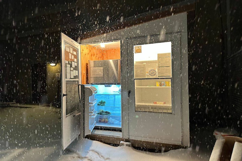 web1_240111-win-fridge_1