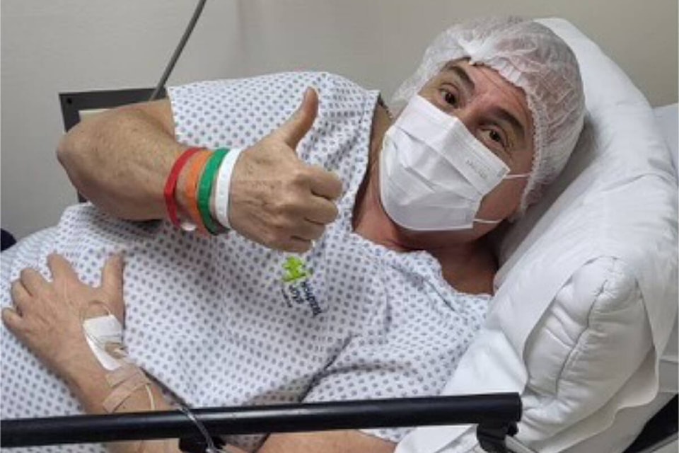 Bruce Gordon gives a thumbs up as he heads into knee replacement surgery in a hospital in Puerto Vallarta. Gordon says the surgery went well and he has started his recovery. (SUBMITTED PHOTO) 