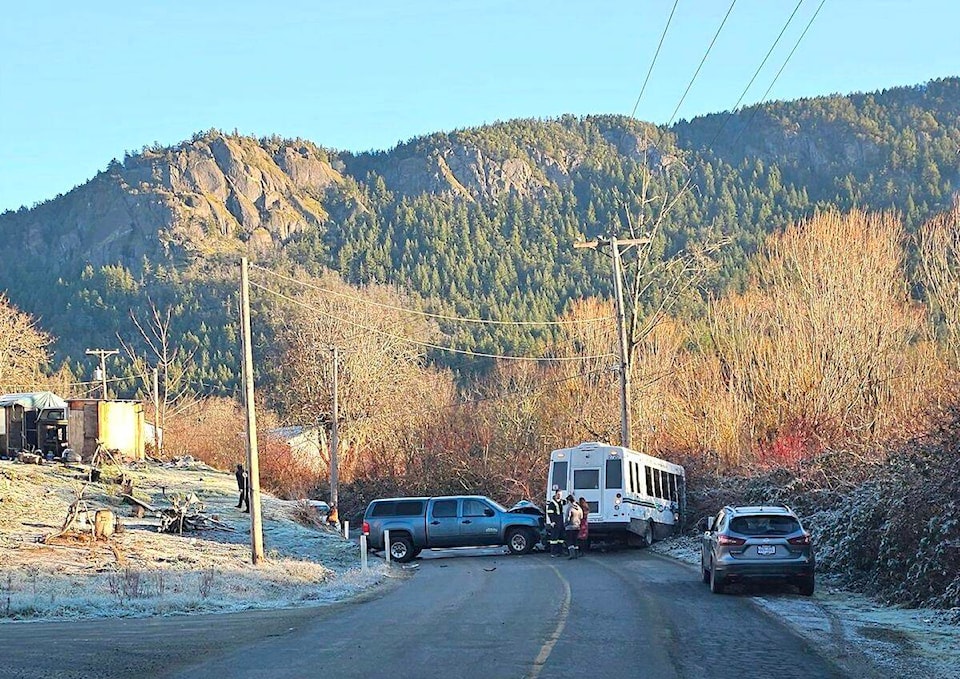 Bus crash near Duncan causes minor injuries Greater Victoria News