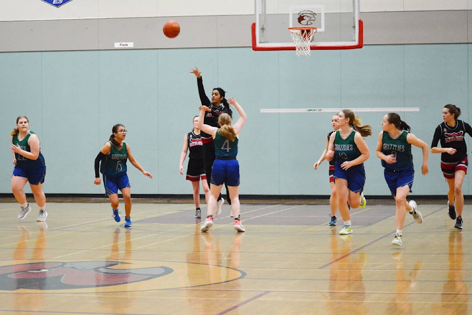 web1_240118-wlt-lcss-basketball-win_5