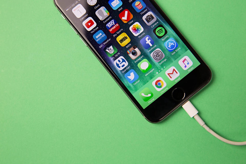 web1_240125-acc-editors-desk-smartphone_1