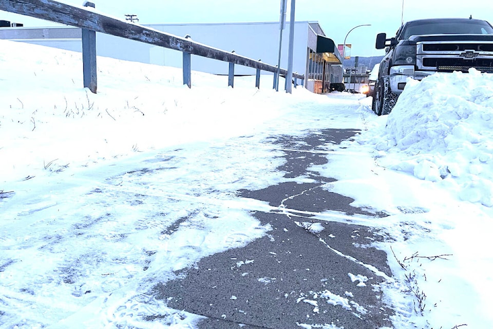 web1_240125-wlt-sidewalk-clearing_1