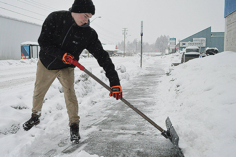 web1_snow-sidewalk-shoveling