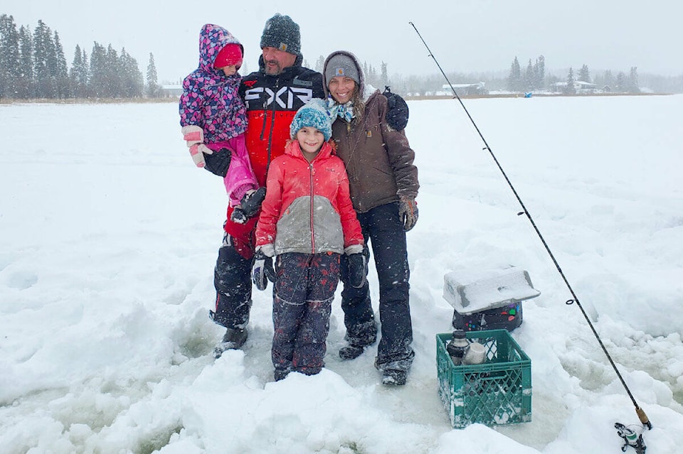 web1_230223-wlt-icefishingderby_1