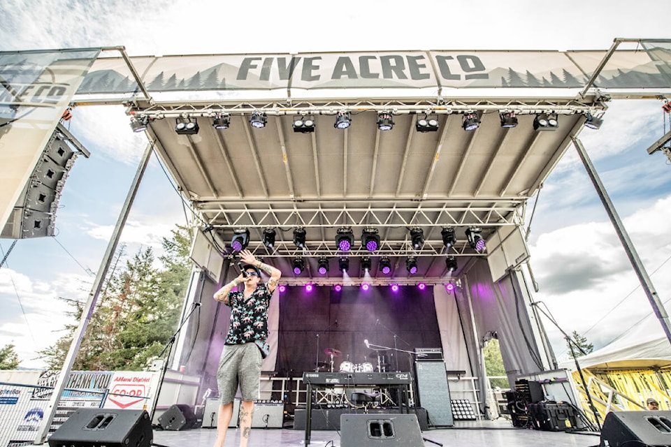 Five Acre Shaker MC "Sirreal" from Nanaimo welcomes the crowd to the Alberni Fairgrounds on Friday, Aug. 11, 2023 and introduces the musical acts thoughout the two-day festival. (LYNDON CASSELL PHOTOGRAPHY PHOTO) 