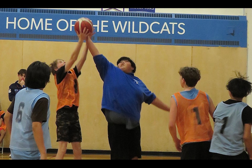 The final regular game in the Yellowknife Youth Basketball League was held Sunday at William McDonald School. The Lakers won 11-9 over the Thunder. Jill Westerman/NNSL photo 
