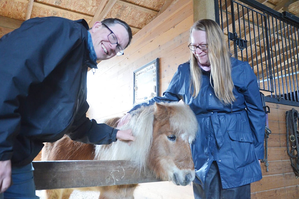 Marcel Sachse of Pinsch of Soil Farm and 91ԭ Farmers Institute head Amanda Smith with a miniature horse. (Matthew Claxton/91ԭ Advance Times) 