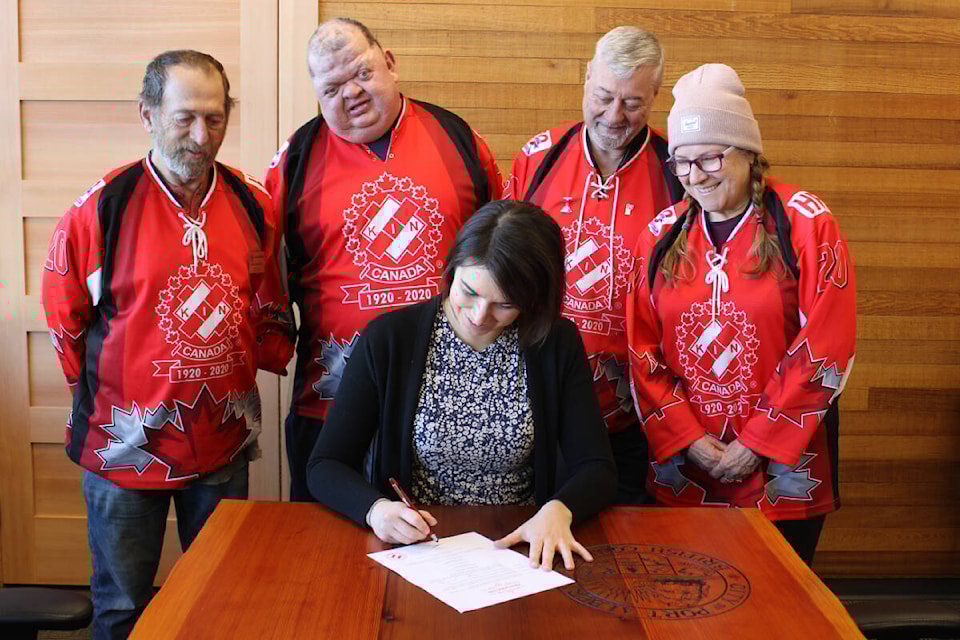 Mayor Sharie Minions signs the declaration of Heritage week with Kinsmen Dan van Kley, Mitch Gardner, Dave Hubert and Kinette Barb Kalugin. They then raised the Kin flag in front of city hall to commemorate the week. (SONJA DRINKWATER PHOTO) 