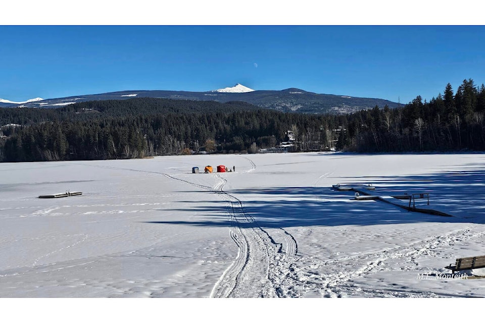 web1_rsz-dutch-lake-ice-fishing-on-feb-17-7657_n