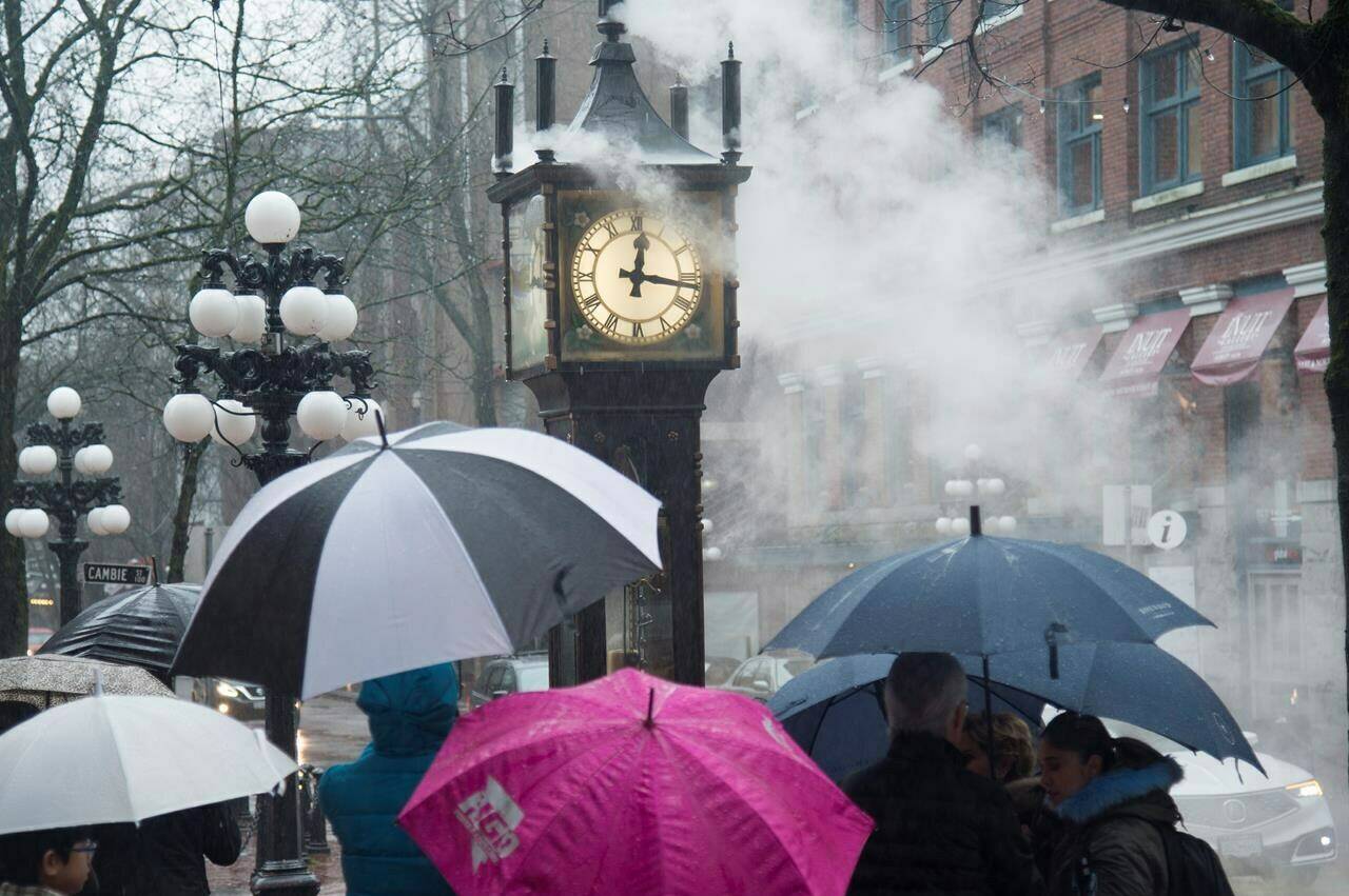 Most Canadians changing clocks to spring forward for daylight time Vancouver Island Free Daily
