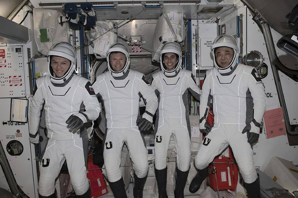 Vier astronauten uit vier landen keren na zes maanden in een baan om de aarde terug naar de aarde