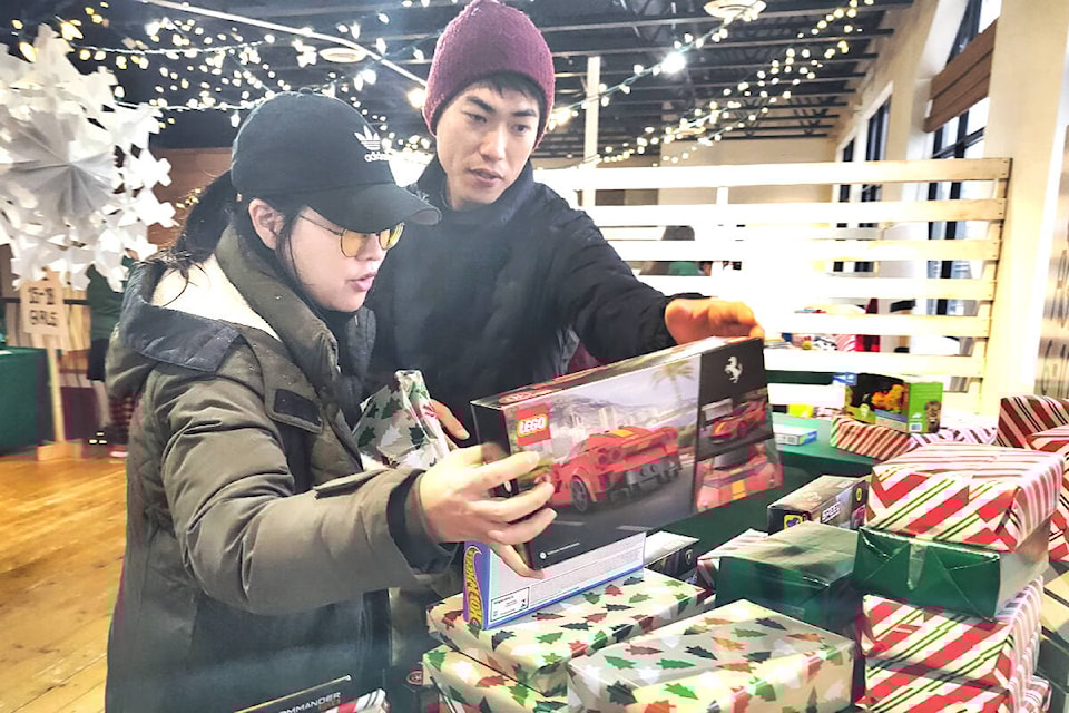 Immigrant families registered with Raphael House could pick out toys for free to give their children last Christmas at the “Santa’s Workshop” event by Southgate Church in December. (91ԭ Advance Times files) 