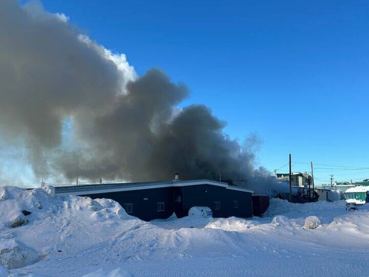 Smoke fills the sky in downtown Iqaluit on Tuesday. Kira Wronska Dorward/ϳԹ 