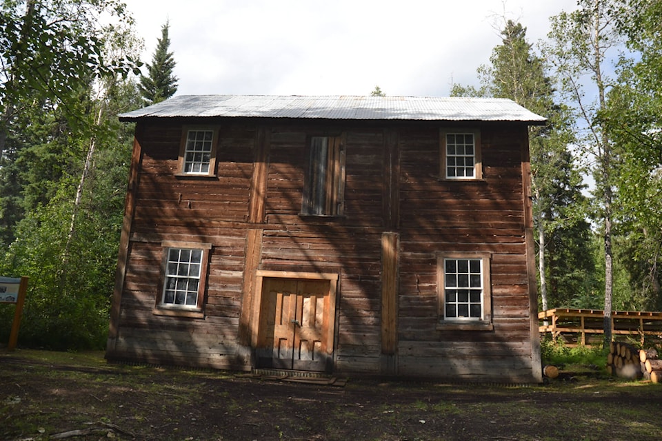 The old Northwest Mounted Police station at the Ch’ëdähdëk (Forty Mile) Historic Site, pictured here in 2021 prior to an ice jam and accompanying flooding that seriously damaged other buildings on the site. (Wikimedia Commons) 