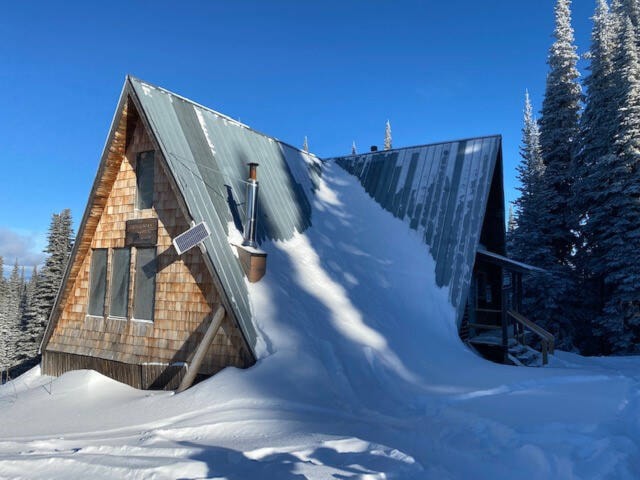 web1_240307-vms-snowmobile-chalet_1