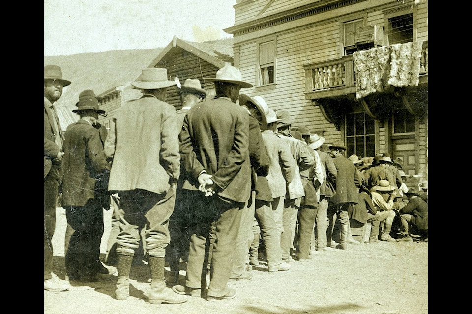 When the mail reached Dawson City, the postal staff were overwhelmed by the volume of letters. Stampeders patiently waited their turn to pick up letters from home. (Courtesy/Gates Collection) 