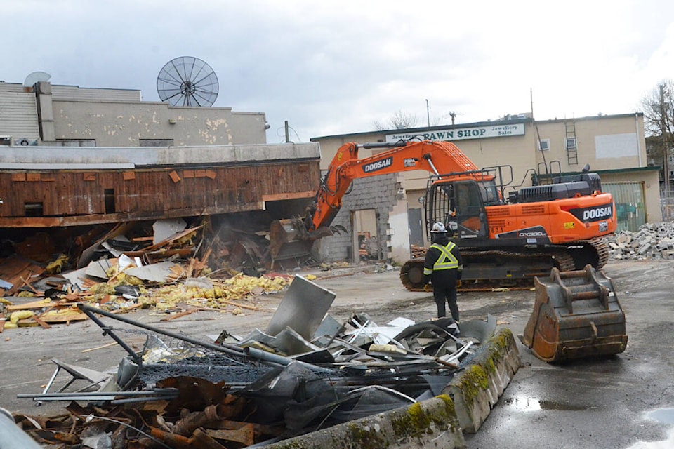 web1_240313-lat-mc-hoteldemolition1