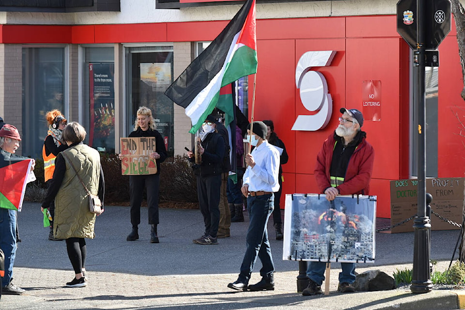 web1_240320-cvr-n-scotiabank-palestine-protest-courtenay-photo_2
