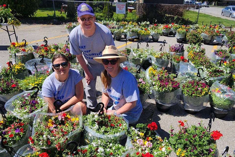 web1_240328-mrn-nc-plantsale-pic_1