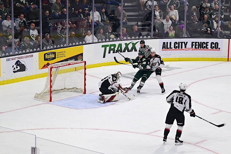  Vancouver Giants were edged 2-1 by the Everett Silvertips in game two of their opening round series on Saturday night, tying the best-of-7 one game apiece. The series now shifts to 91ԭ. (Caroline Anne/Special to 91ԭ Advance Times) 